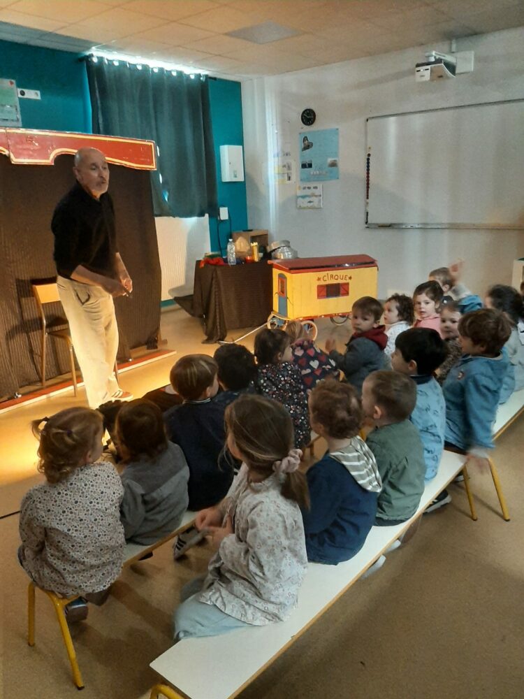 Le cirque s’invite en maternelle…